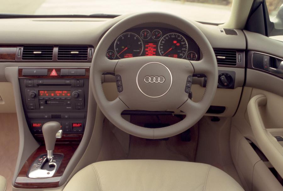 Торпедо Audi A6 3.0 Sedan (4B, C5) 2002 года  (AU) (фото 2 из 4)